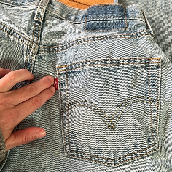 2000s Light Wash Levi’s 501s - Picture 4 of 10